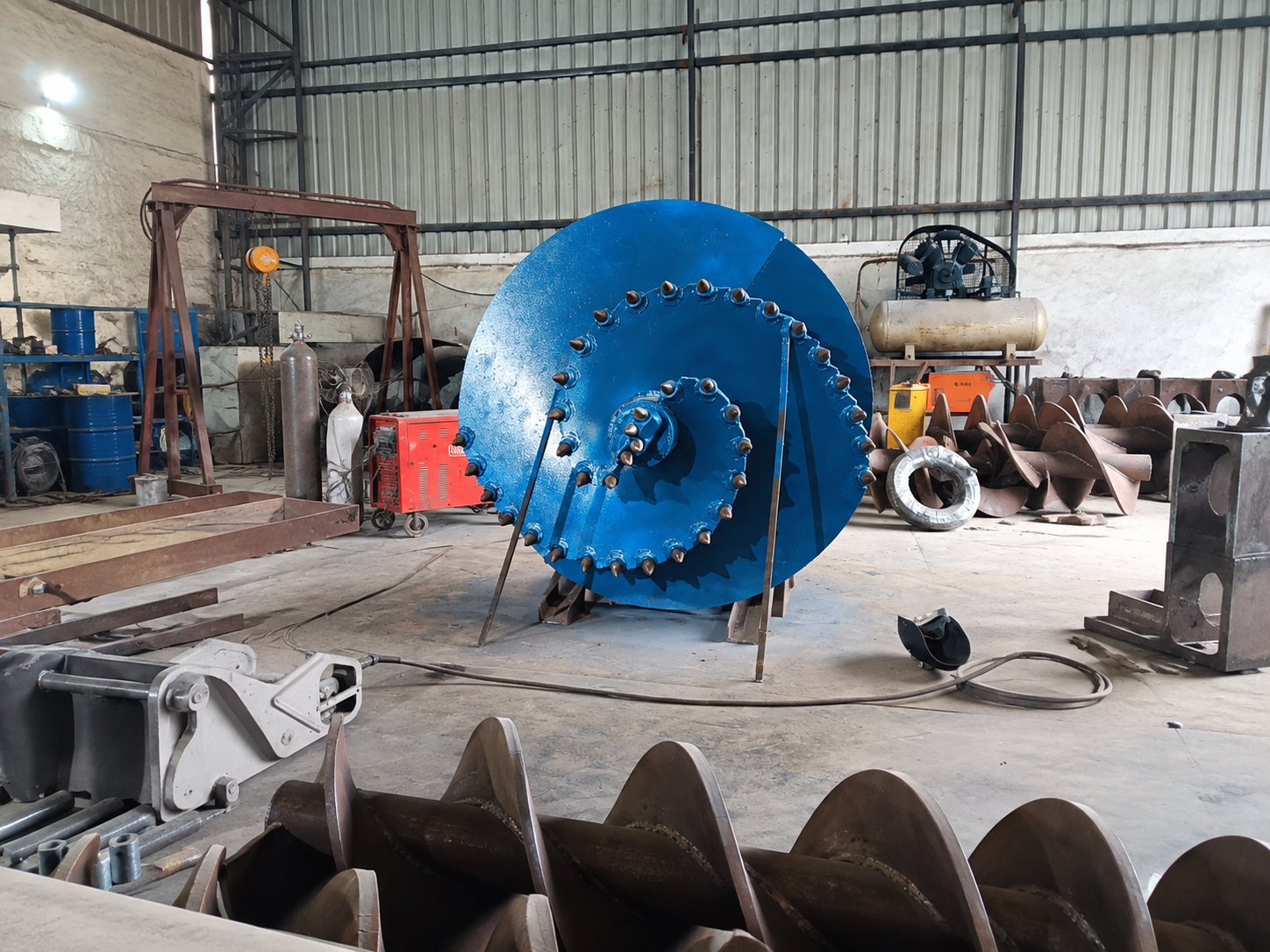 Two people discussing product requirements in an industrial workshop